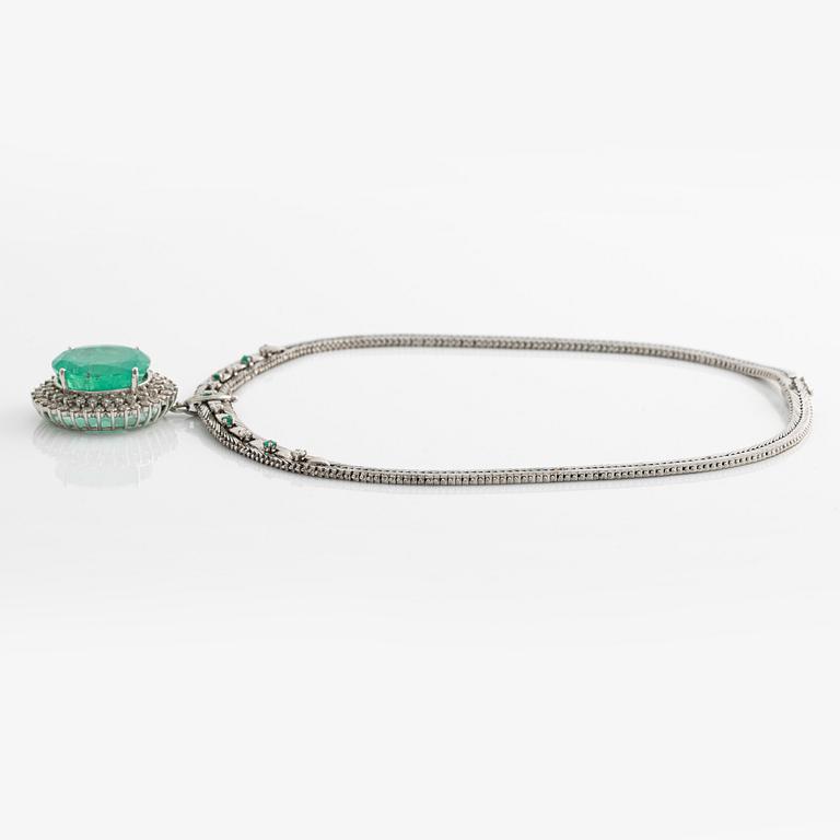 White gold necklace with large emerald and brilliant-cut diamonds.