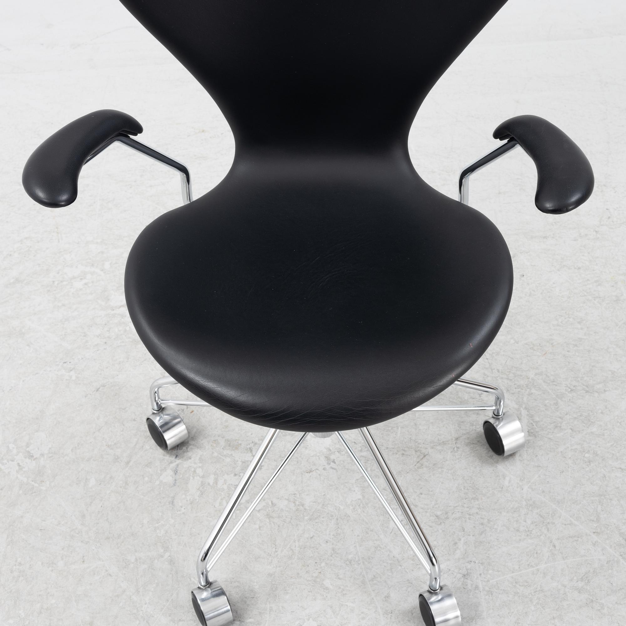 Arne Jacobsen, skrivbordsstol, "Sjuan", Fritz Hansen, daterad 2017.