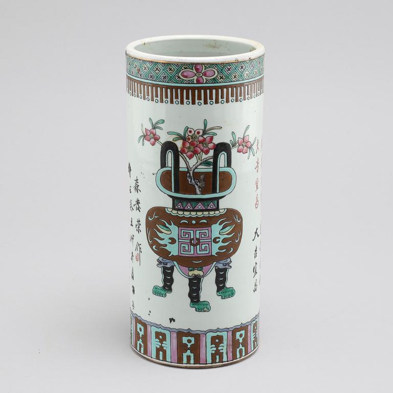 A porcelian chinese vase from the latter half of the 20th century.