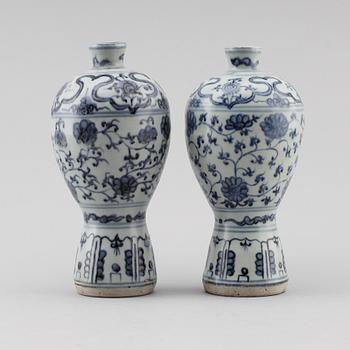 VASER, 1 par, porslin, Mingstil, Kina, sannolikt 1900-tal.
