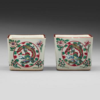 607. A pair of squared wucai wine cups. Qing dynasty, with Jiajings six character mark.