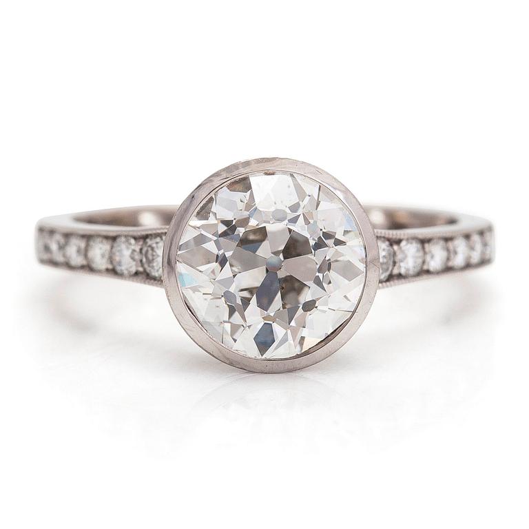 Ring, 18K vitguld, med en gammalslipad diamant ca 2.96 ct samt briljantslipade diamanter.