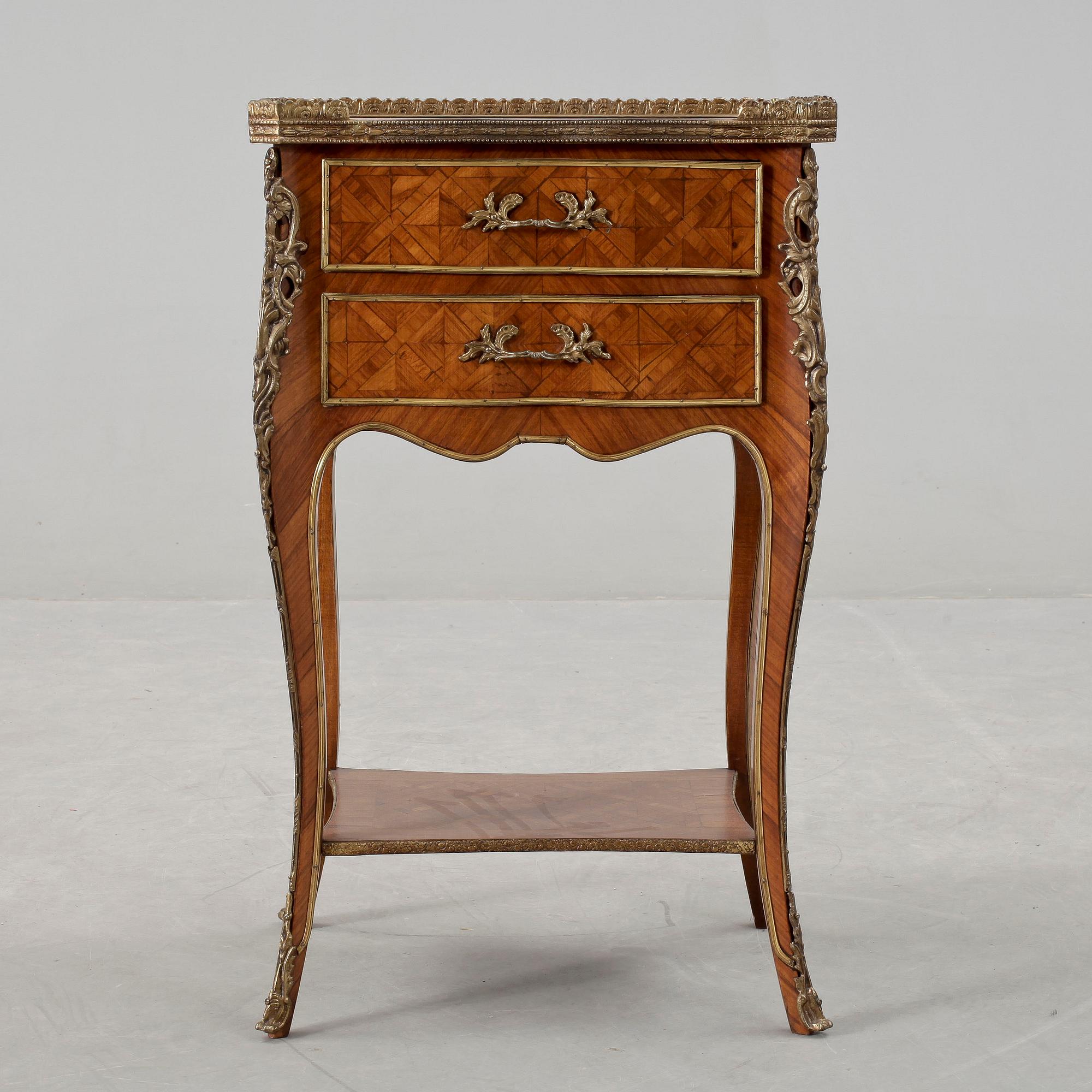 LAMPBORD, Louis XV-stil, troligen Frankrike, 1900-talets första hälft.