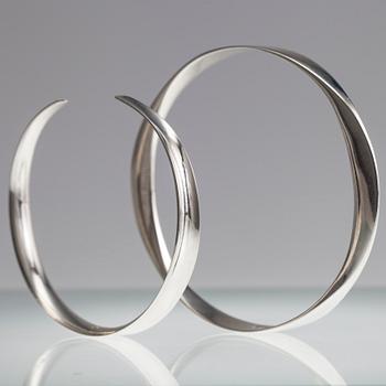 ARMRINGAR 2 st, silver, E. Granit 1962 samt med utländska stämplar. Vikt 32,7 cm.