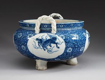 A large blue and white tripod censer, late Qing dynasty.