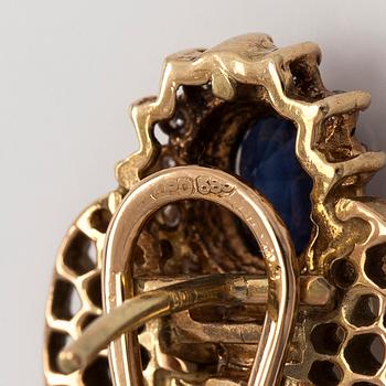 Örhängen, fasettslipade safirer, briljantslipade diamanter, 14K guld.