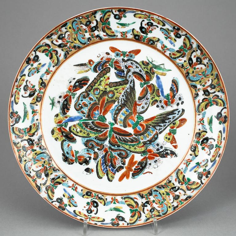 TALLRIKAR, 2 st, porslin bl.a. Japan, 1800/1900-tal.