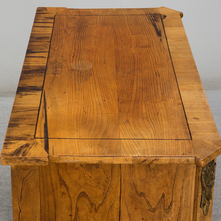 A Gustavian chest of drawers, 18th Century.