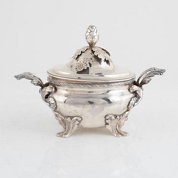 A pair of Swedish Rococo style sterling silver sauce tureens with lid and spoons, mark of Wiwen Nilsson, Lund 1947-1948.