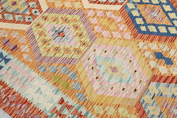 A Kilim rug, approx. 299 x 205 cm.