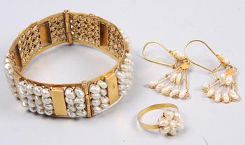 SMYCKESGARNITYR, 4 delar.18k guld och Barainpärlor.