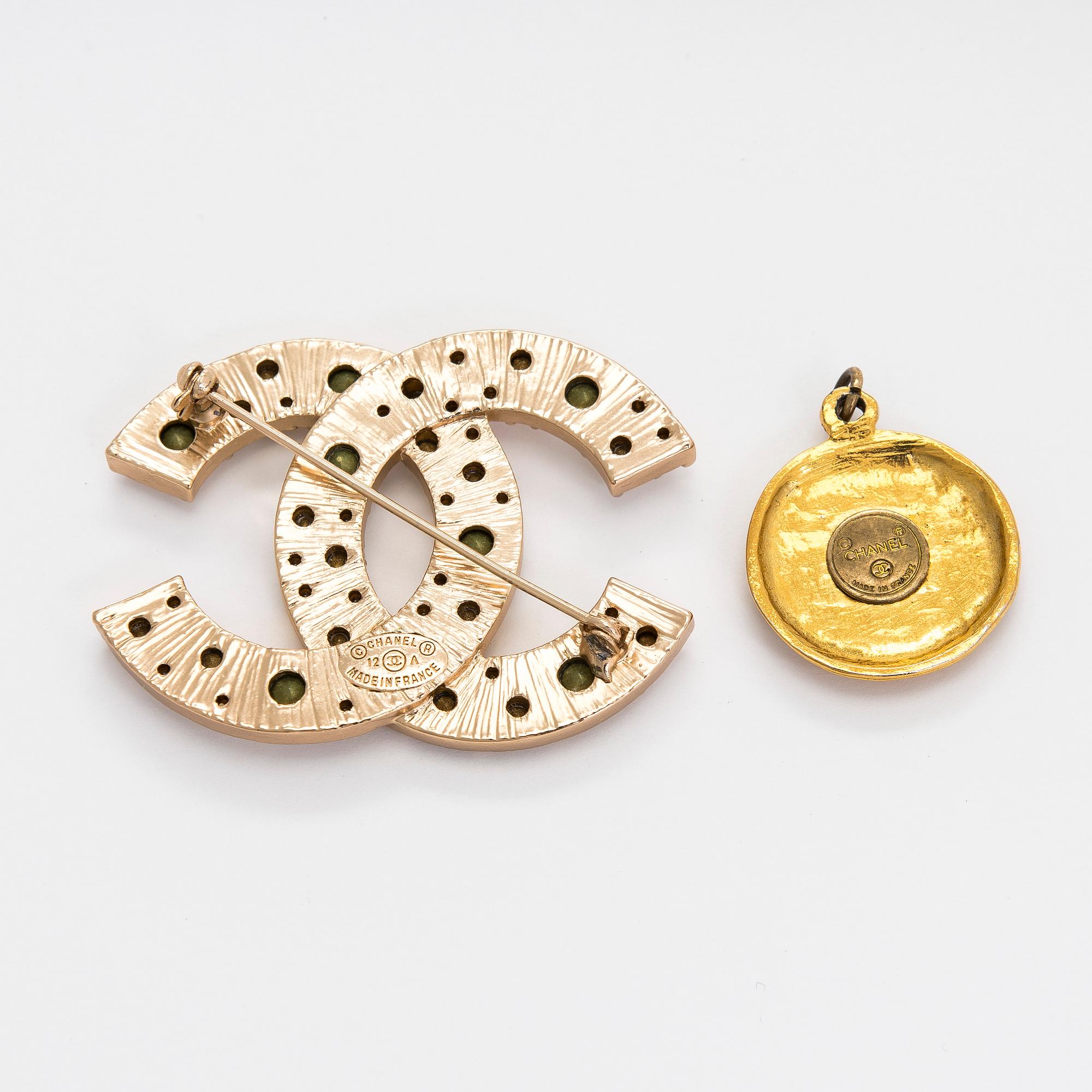 Chanel, brosch och hänge.