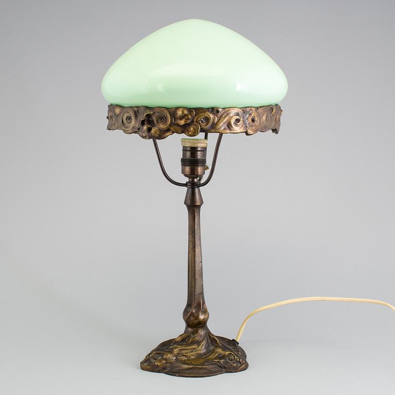 AN ART NOUVEAU BRONZE TABLE LAMP, ca 1900.