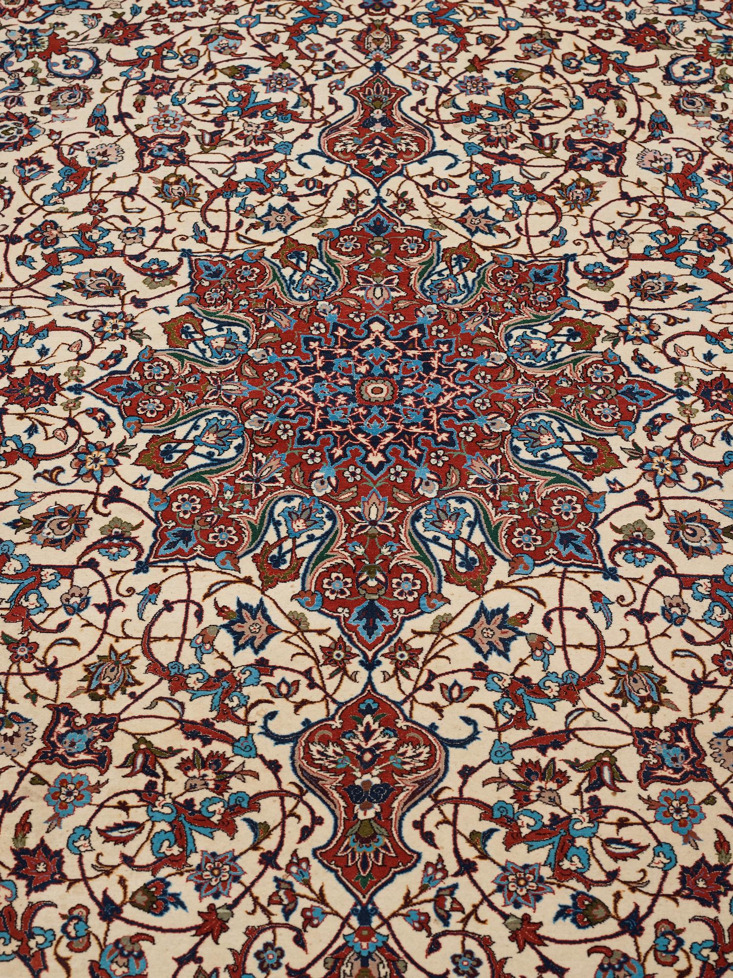 MATTA, Old Isfahan, part silk, ca 327 x 209 cm.