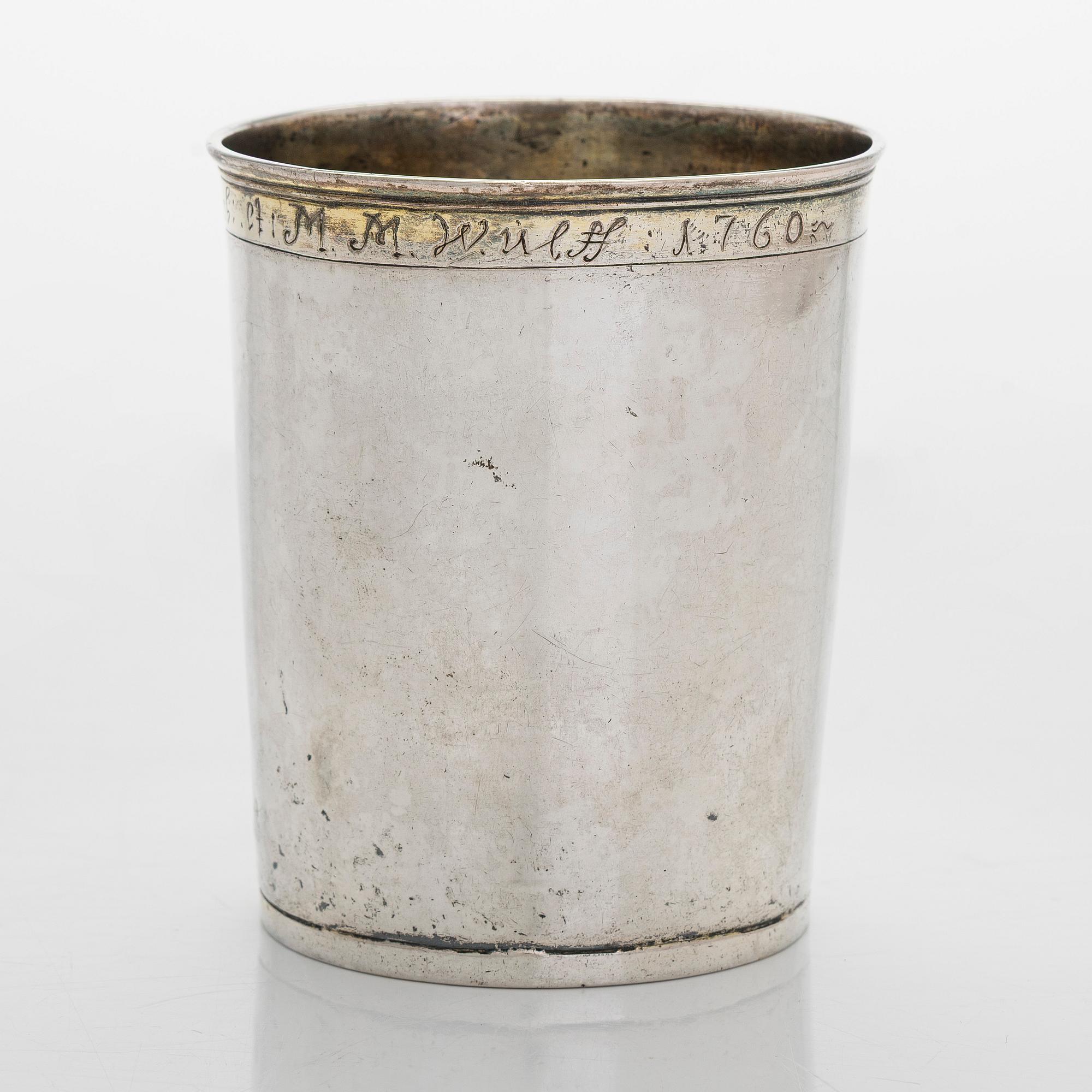 Bägare, silver, mästarstämpel OWL, 1700-talets mitt, gravyr daterad  1760. Oidentifierad mästare.