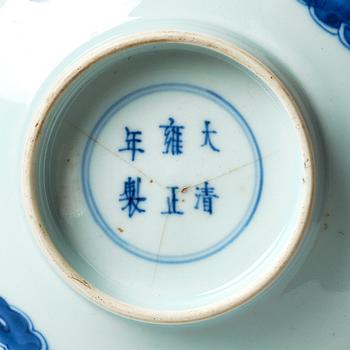 A blue and white four clawed  dragon bowl, Qing dynasty, 18th Century.