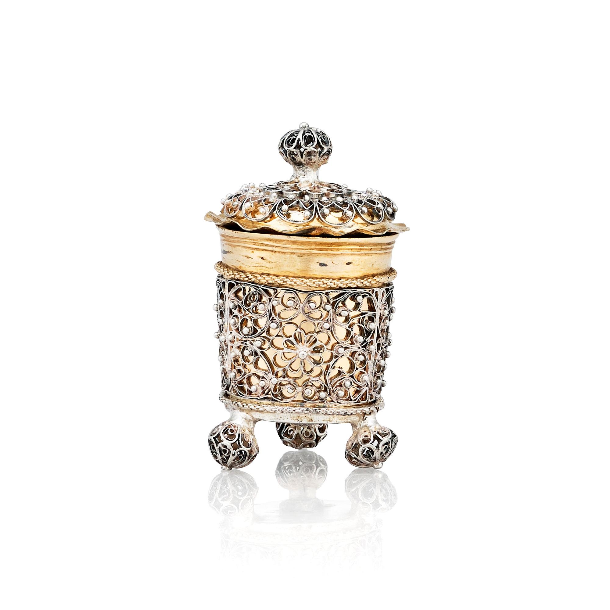 Johan Friedrich Straub, miniatyrbägare med lock, förgyllt silver, filigran, Karlstad (1674-1713). Barock.