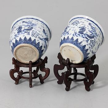 Fish bowls, a pair, porcelain, China, modern manufacture.