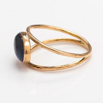 An 18K gold ring with an opal. Lagercrantz Jewellery, Tammisaari 2019.