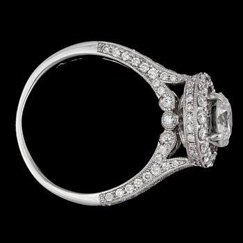 RING, briljantslipad diamant, 1.51 ct, samt mindre briljantslipade, tot. 1.47 ct.