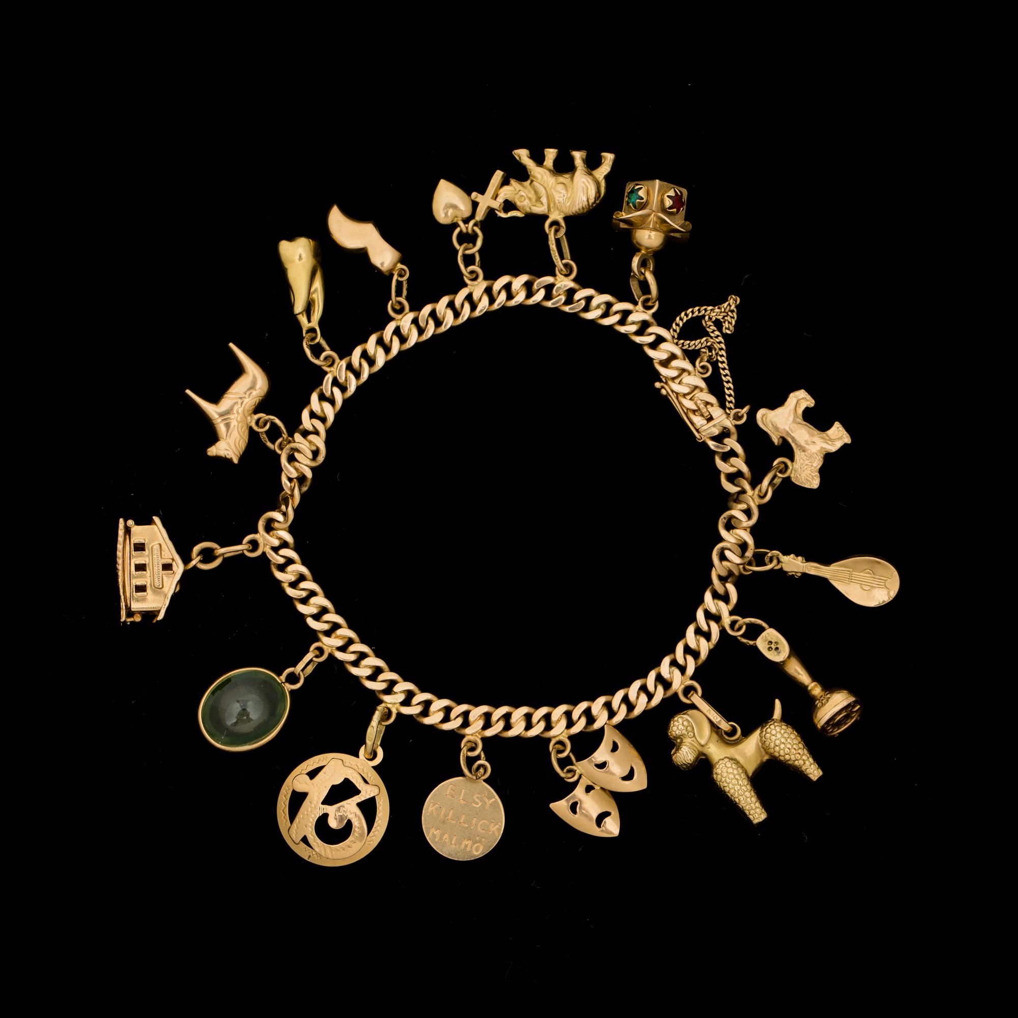 ARMBAND, 18k guld, med berlocker. Segir AB, Köping 1946. Vikt ca 30g.