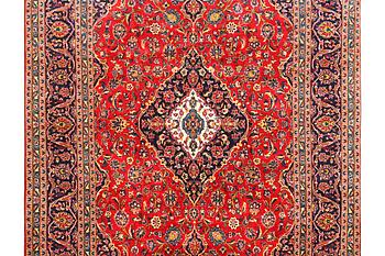 A carpet, Kashan, ca 390 x 243 cm.