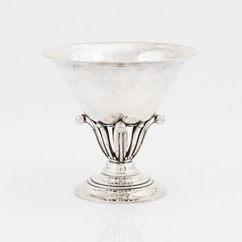 Johan Rohde, skål på fot, sterling silver, modell 17A, Firma Georg Jensen, Köpenhamn, efter 1945.