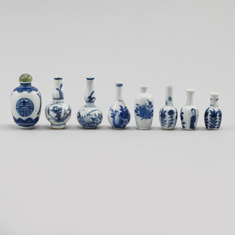 MINIATYRVASER, 7 st SAMT SNUSFLASKA, porslin, Kina, omkring sekelskiftet 1800/1900.