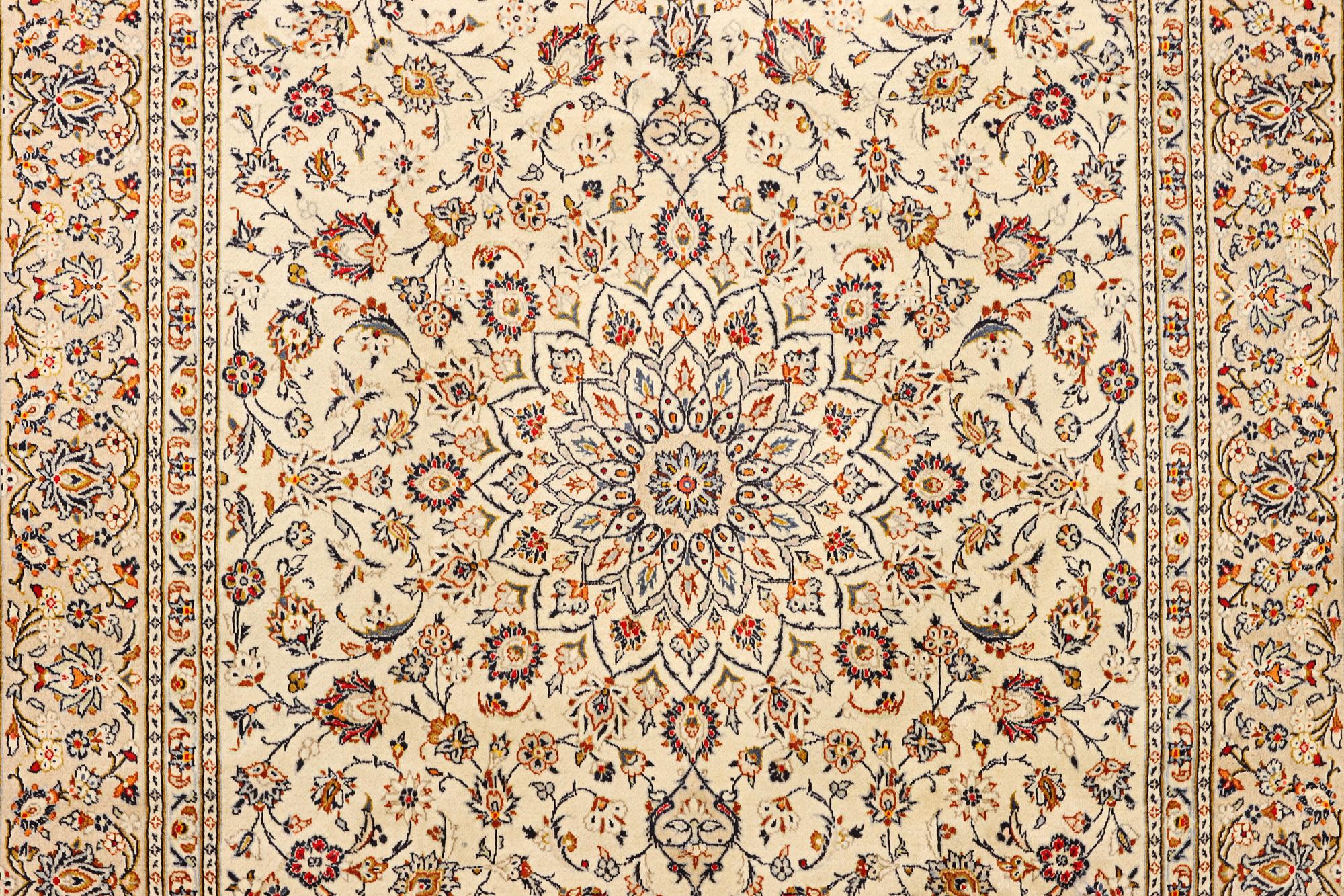 A Kashan carpet, c. 300 x 198 cm.