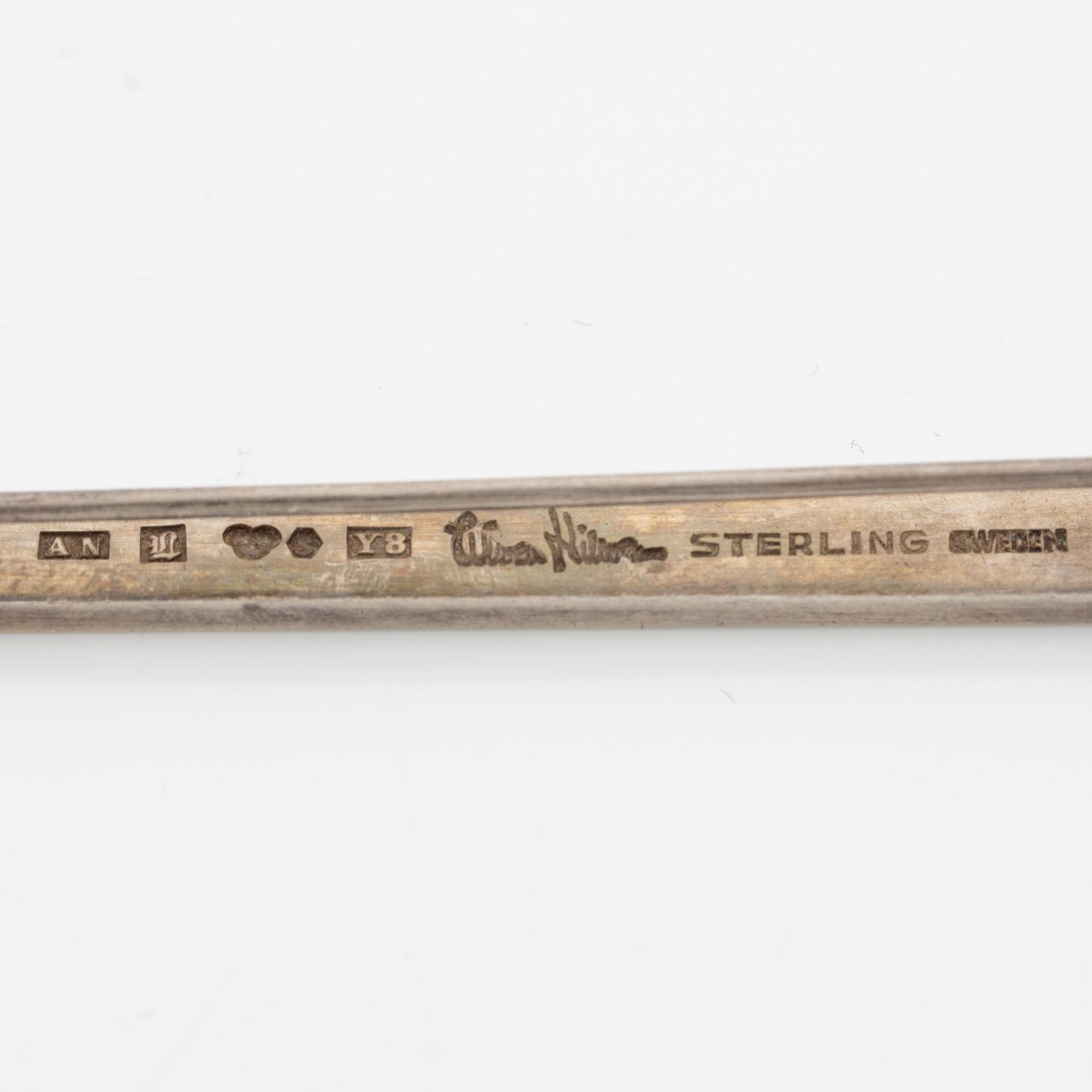 Wiwen Nilsson, brosch med monogramgravyr, sterlingsilver, Lund 1949.