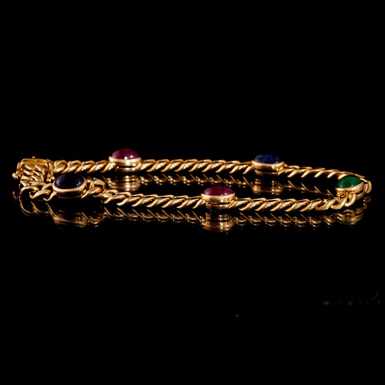 ARMBAND, 18K guld, safirer, rubiner, smaragd. 1988. Vikt ca 22,9 g.