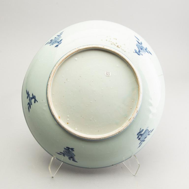 A blue and white dish, Ming dynasty (1368-1644).