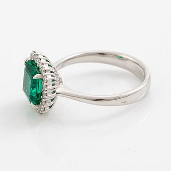 Ring 18K white gold with synthetic emerald and brilliant-cut diamonds.