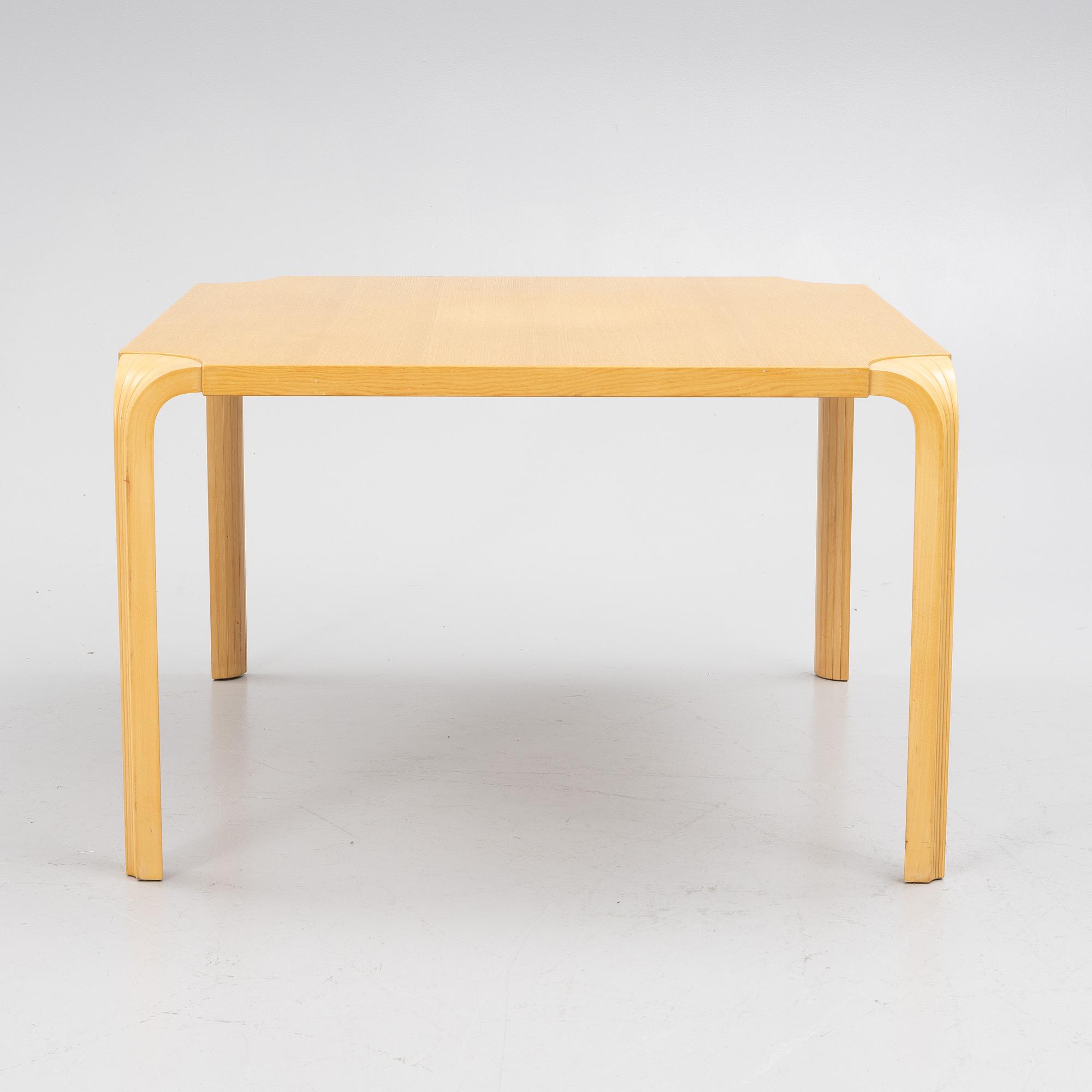 Alvar Aalto, soffbord, modell MX800B, Artek Finland.