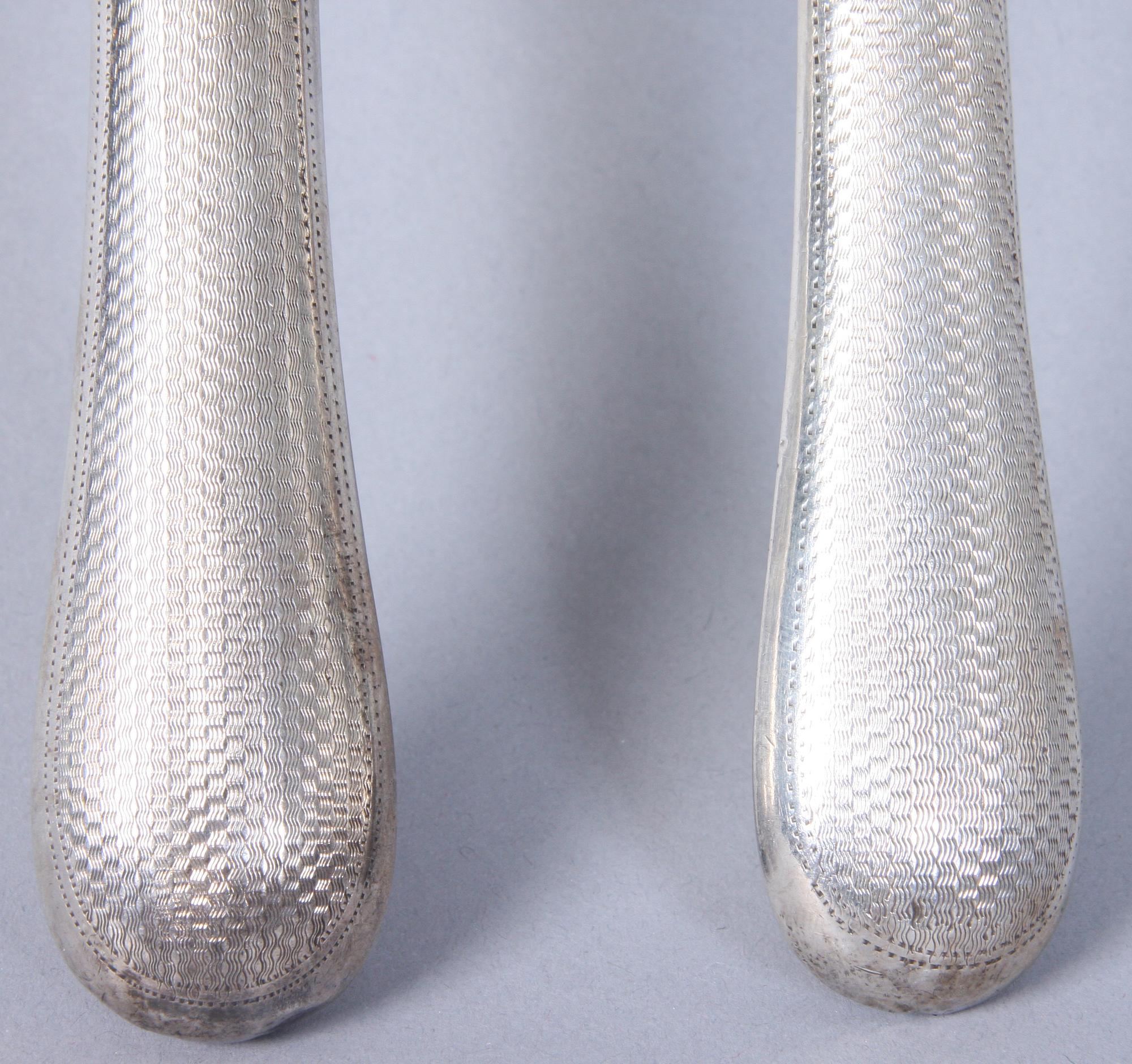 UPPLÄGGNINGSBESTICK, ett par, silver, bär otydliga stämplar.