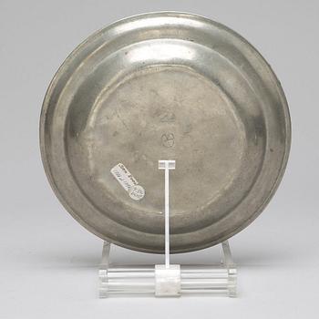 Eight pewter pieces, 18th/19th ct.