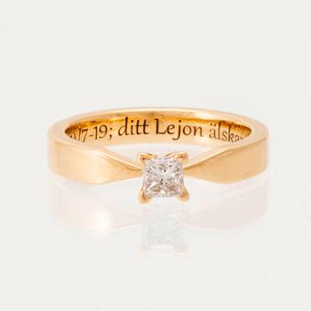 Ring "Maui" solitär 18K guld med prinsesslipad diamant Schalins.