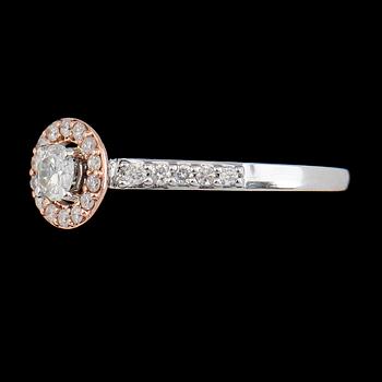 RING, 14K tvåfärgat guld, briljantslipade diamanter tot ca 0.75 ct. Vikt ca 3 g.
