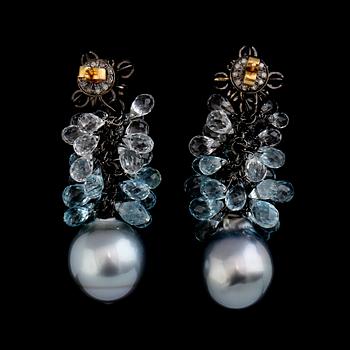 ÖRHÄNGEN, 1 par, 18K guld, south sea pärlor, akvamariner, diamanter. Vikt ca 29 g.
