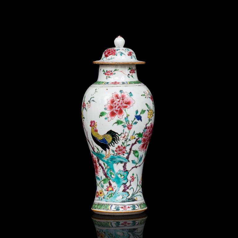URNA MED LOCK, porslin. Kina, famille rose. 1700-tal.