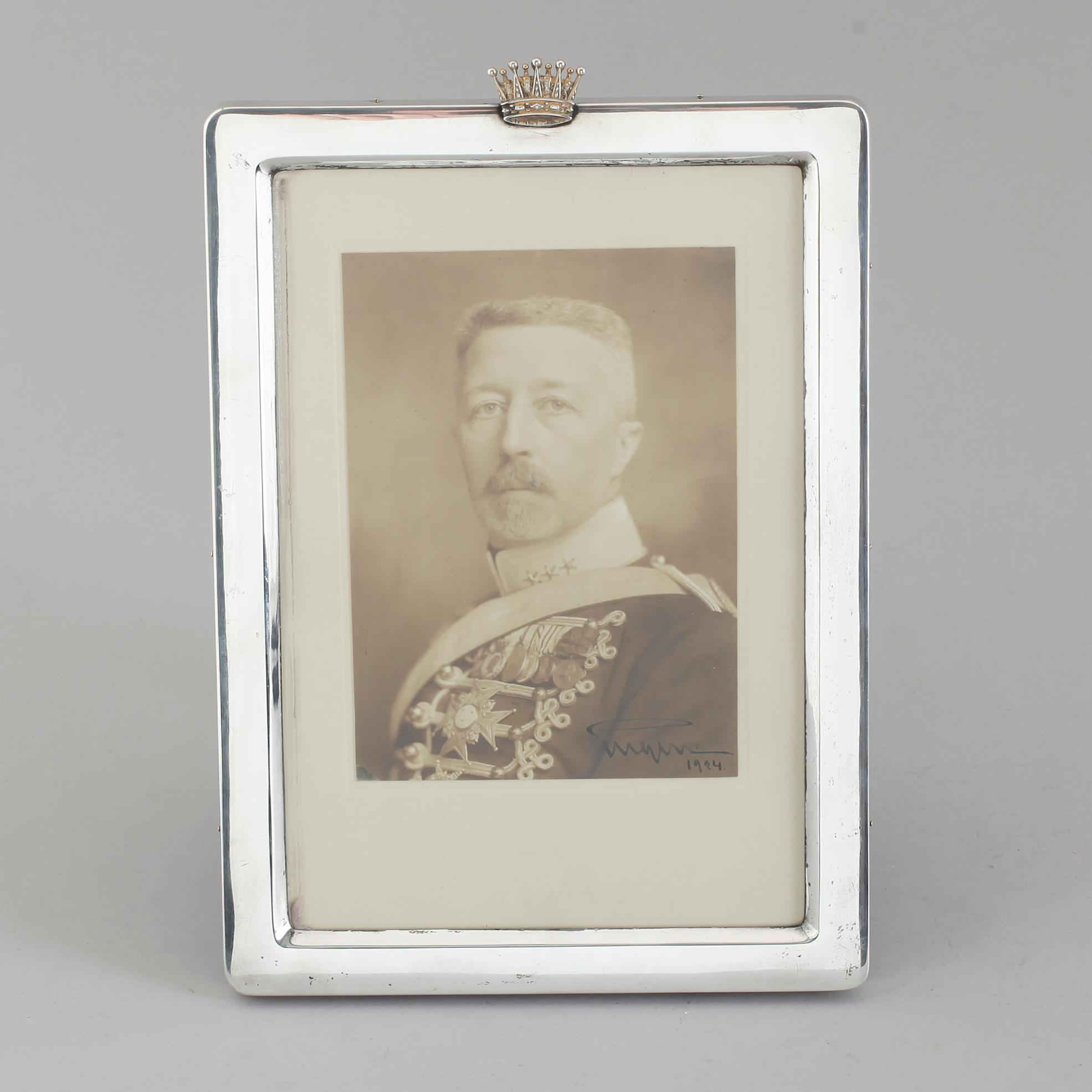 KUNGLIGT FOTOGRAFI MED AUTOGRAF av Prins Eugen. RAM, silver, CG Hallberg, Stockholm 1924.