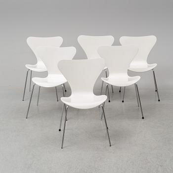 Six 'serie 7 chairs' by Arne Jacobsen for Fritz Hansen.