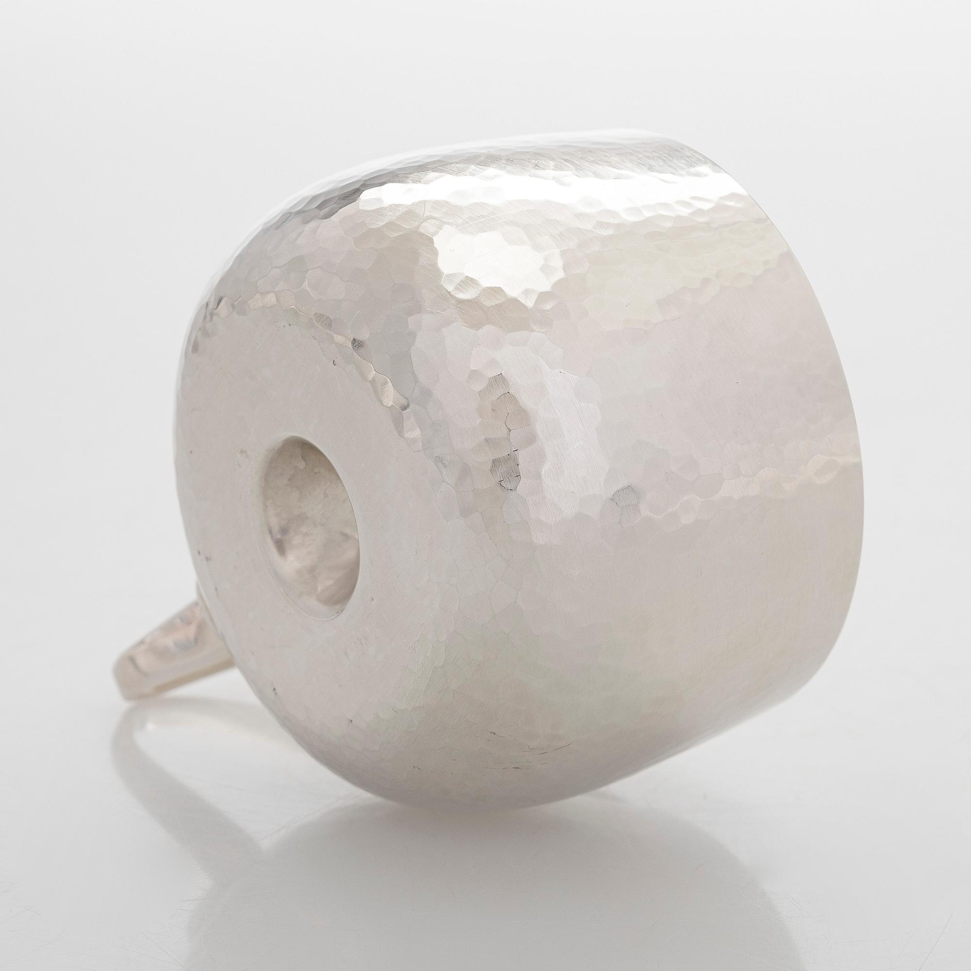 Tapio Wirkkala, kuksa, "Isännänmuki", hopeaa, TW 463, Kultakeskus, Hämeenlinna 1989.