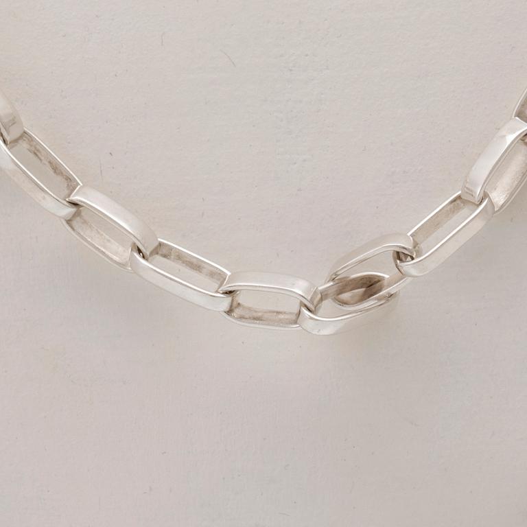 A silver necklace by Sven-Erik Högberg, Gothenburg 1989.