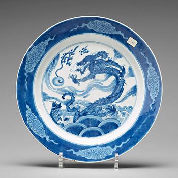 919. A blue and white dish, Qing dynasty, Kangxi (1662-1722).