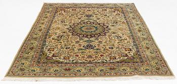 Rug, old Täbris, circa 290 x 194 cm.