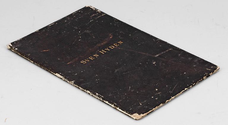 HYLLNINGSHANDSKRIFT I PÄRM, tillägnad Sven Hydén av Albert Engström.