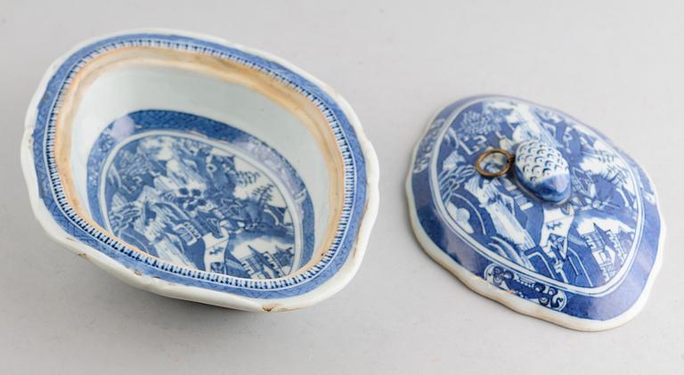TERRIN med lock, porslin, Kina, 1800-tal.