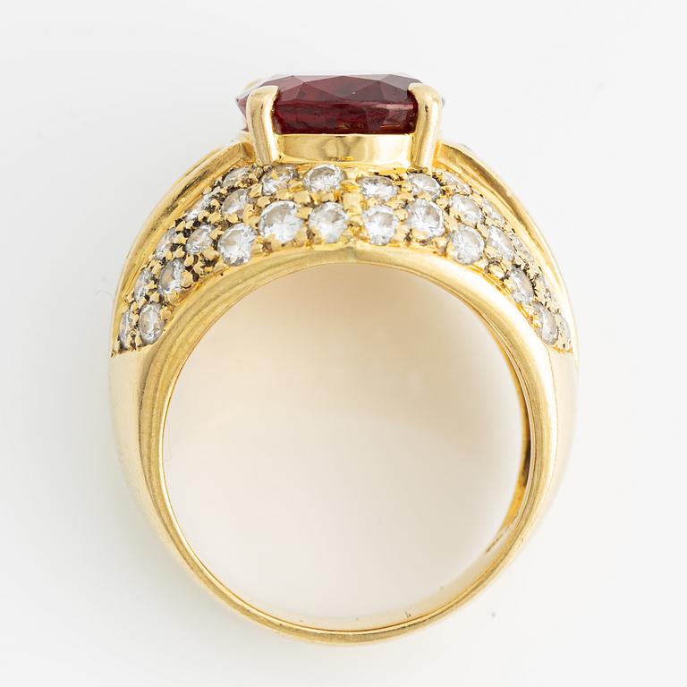 Ring 18K guld med en fasettslipad rubin samt runda briljant- och baguetteslipade diamanter.