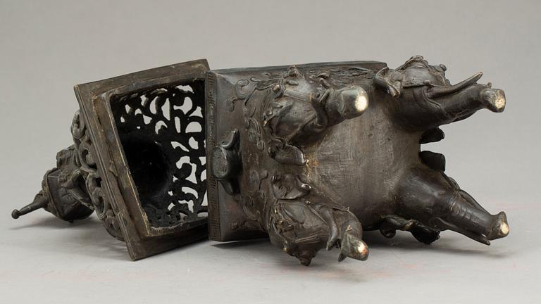 A bronze censer with cover, late Qing dynasty, 19th Century.